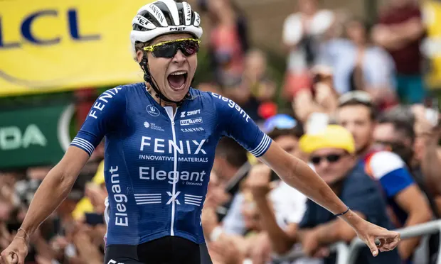 Tour de France Femmes: Yara Kastelijn part seule pour remporter la première étape