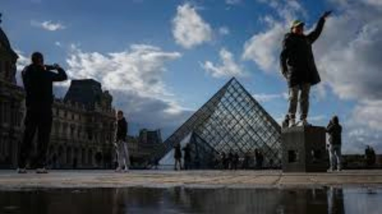 Days after $102 mn heist, Louvre transfers precious jewels to Bank of France World News