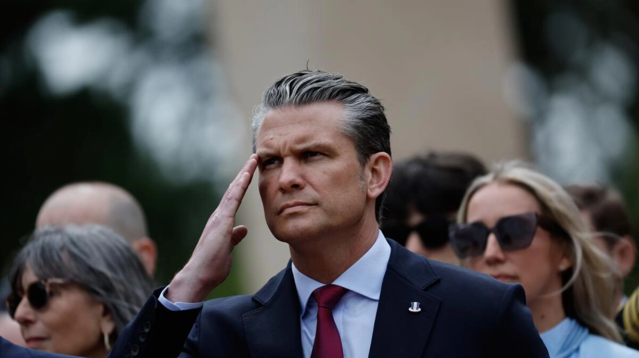 Hegseth établit un lien entre l’héritage du Débarquement et les défis migratoires actuels de l’Europe
