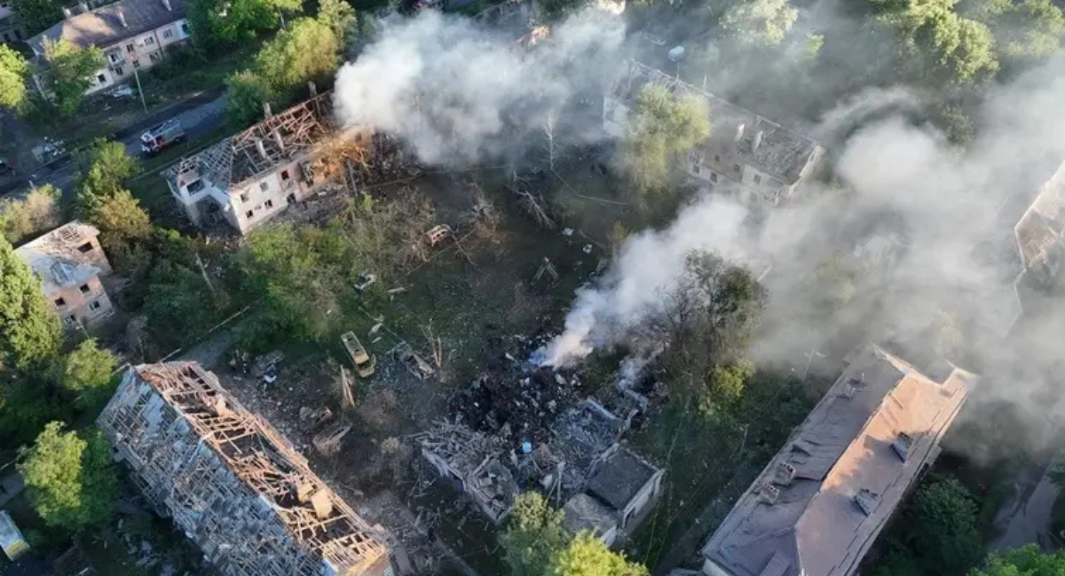 Une frappe de missile russe tue cinq personnes dans la ville ukrainienne de Dnipro